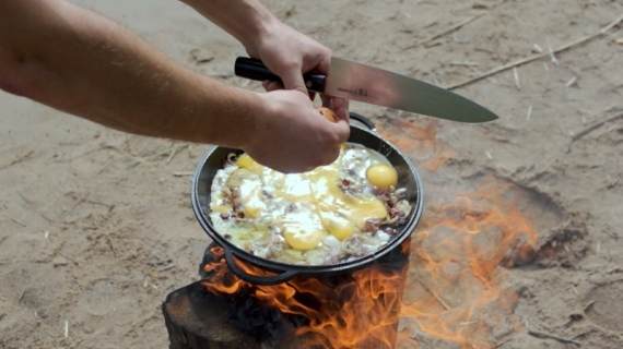 В Киеве жарят яичницу на огне
