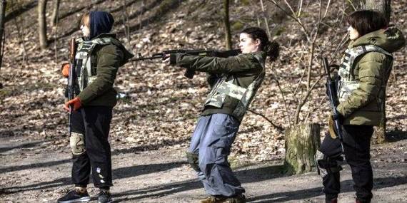Молодые женщины воюют против России
