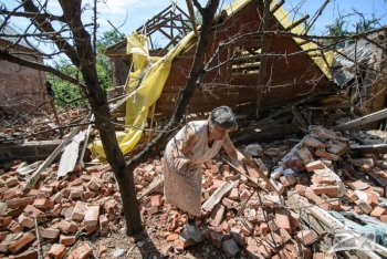 Разрушенный бомбежкой дом в Славянске