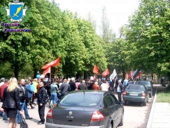 По окончании митингующие двинулись колонной по улицам Харцызска