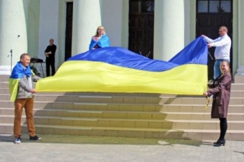 Участники митинга растянули флаг Украины