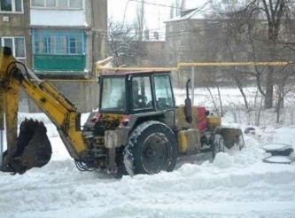 ПАО "ХТЗ" вывел технику на уборку снега в Харцызске.