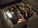 Дети Славянска прячутся от артобстрела в подвале.