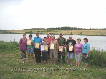 Победители рыболовного турнира в Троицко-Харцызске.