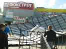 В Харцызске с магазина Обжора сорвало крышу.