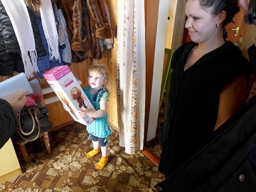 Сергей Миронов привез Евгении Русских игрушки для ее дочери
