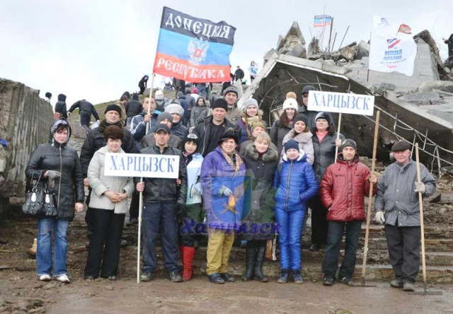 Жители Харцызска на субботнике по уборке Саур-Могилы.