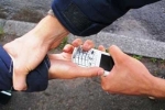 В Харцызске мужчина открыто отобрал мобильный телефон