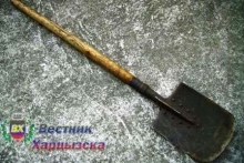 В Харцызске местный житель избил своего приятеля лопатой