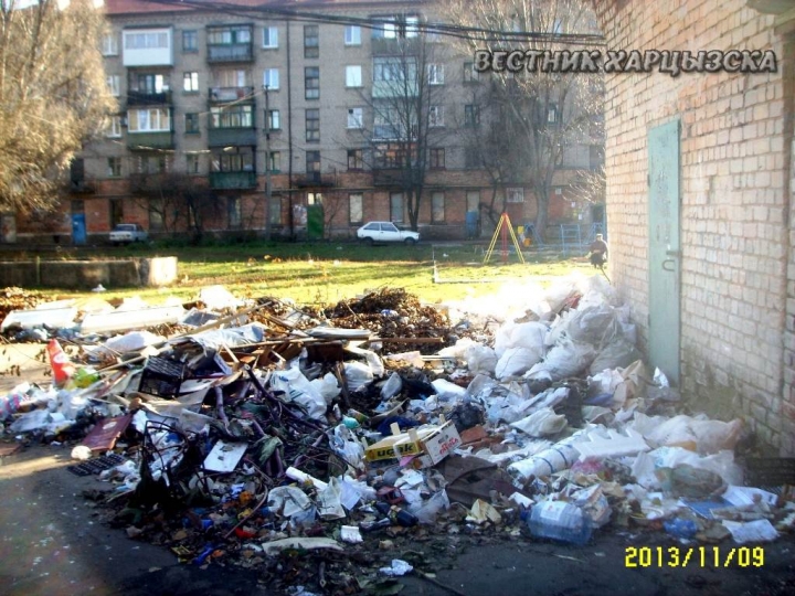 В Харцызске, по улице Октябрьской, 84 образовалась несанкционированная свалка.