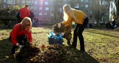 Харцызская организация " Соседи " помогла на улице Вокзальной расчистить заброшенную спортивную площадку.